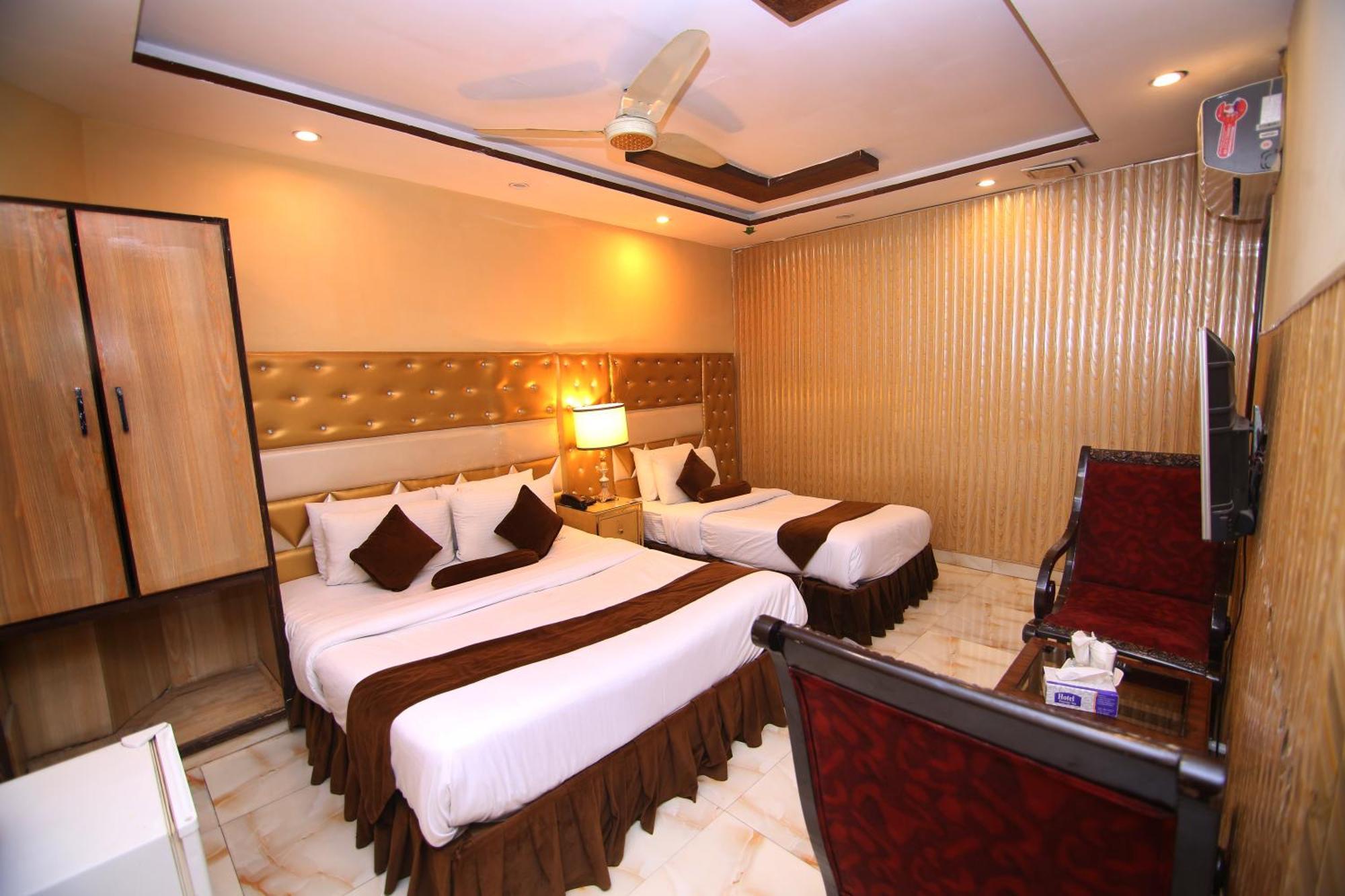 Premier Inn Gulberg Lahore Esterno foto