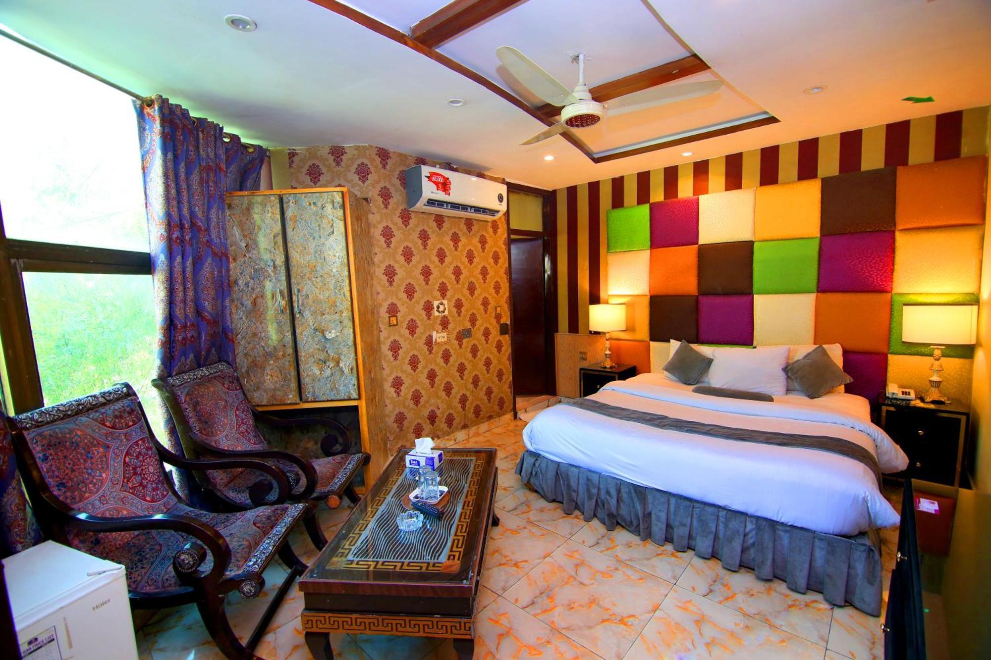 Premier Inn Gulberg Lahore Esterno foto