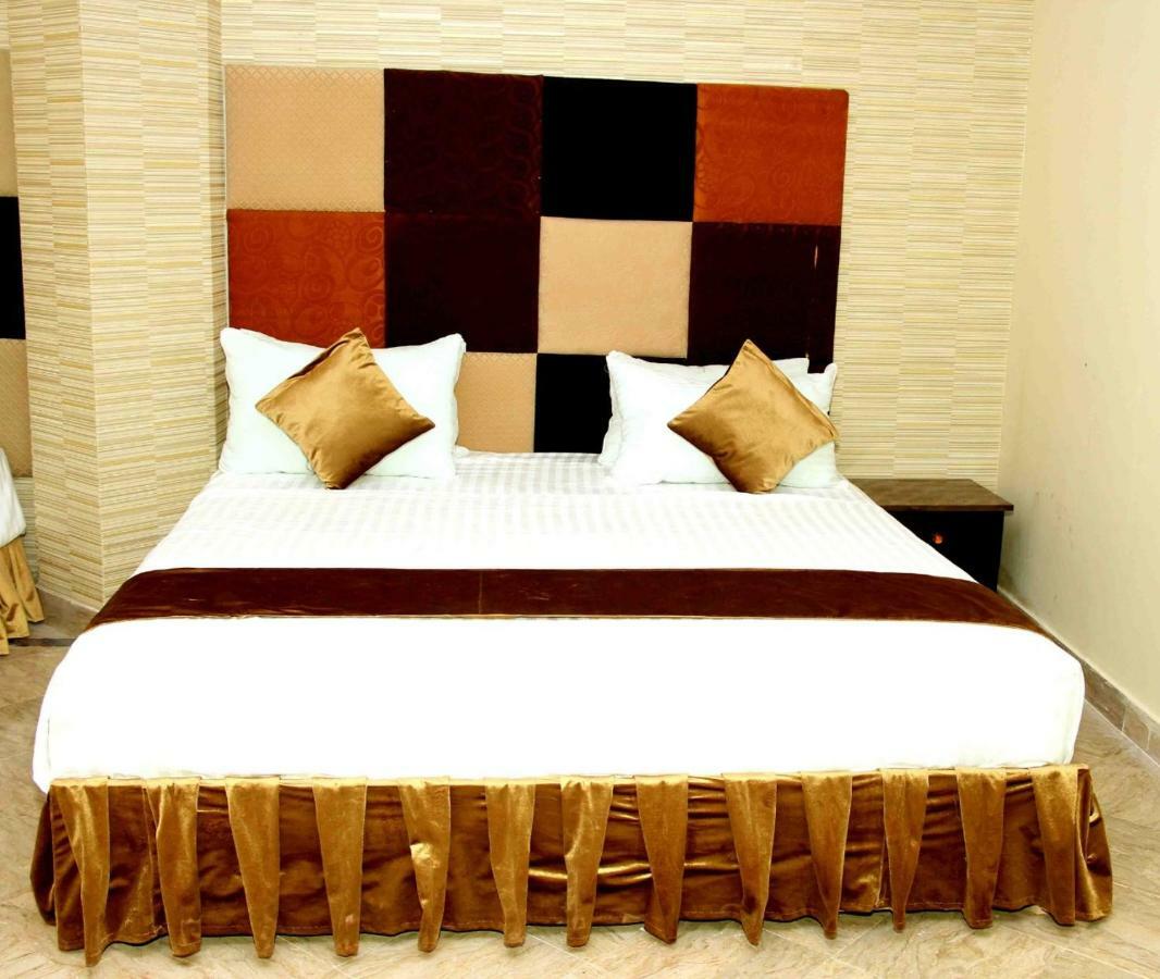 Premier Inn Gulberg Lahore Esterno foto