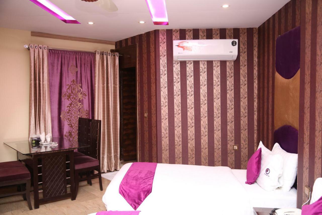 Premier Inn Gulberg Lahore Esterno foto
