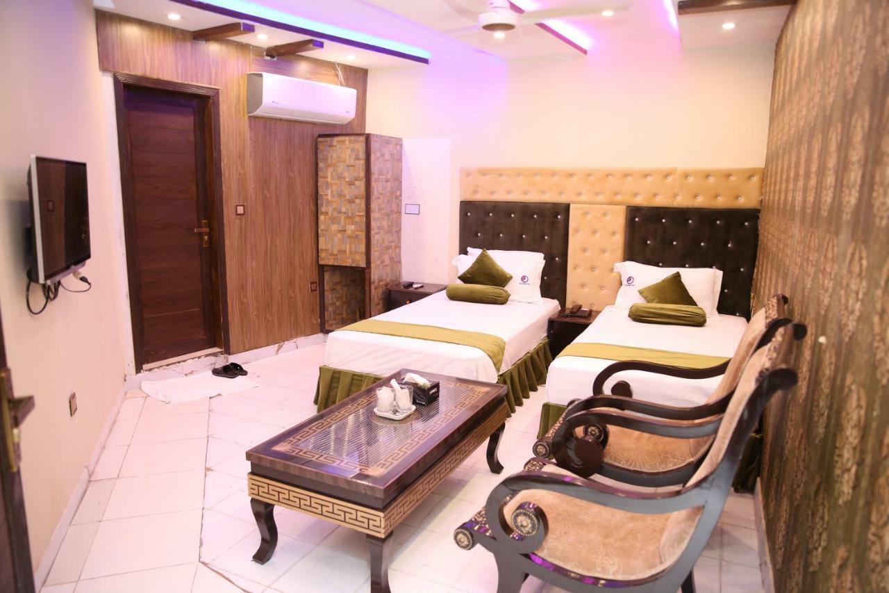 Premier Inn Gulberg Lahore Esterno foto