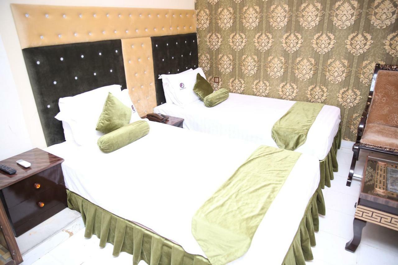 Premier Inn Gulberg Lahore Esterno foto