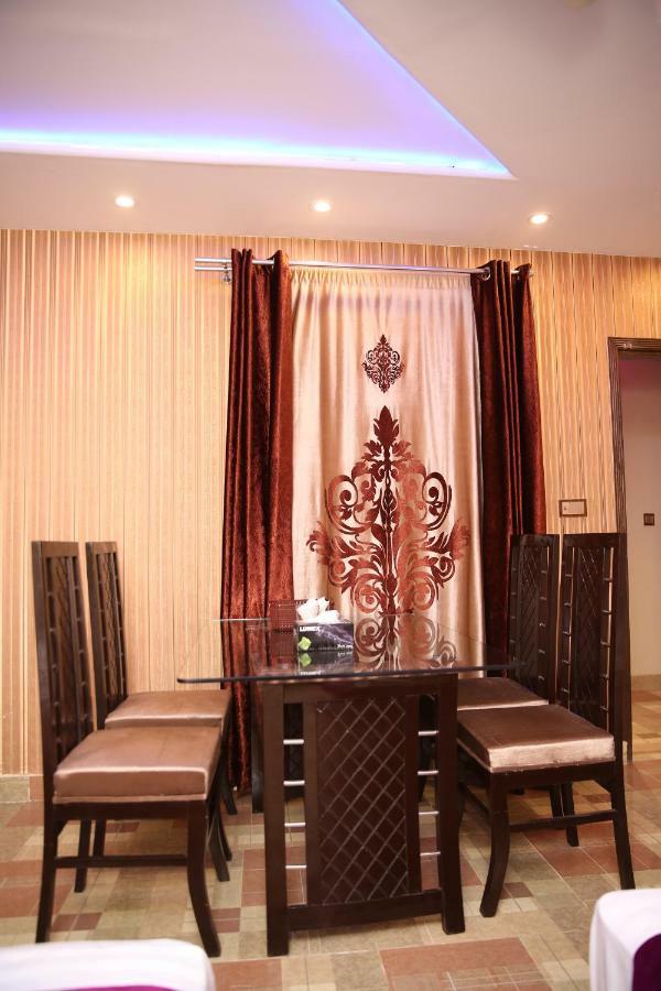 Premier Inn Gulberg Lahore Esterno foto