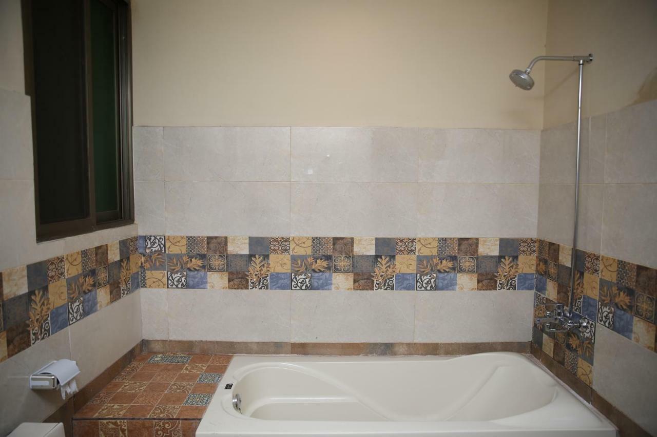 Premier Inn Gulberg Lahore Esterno foto