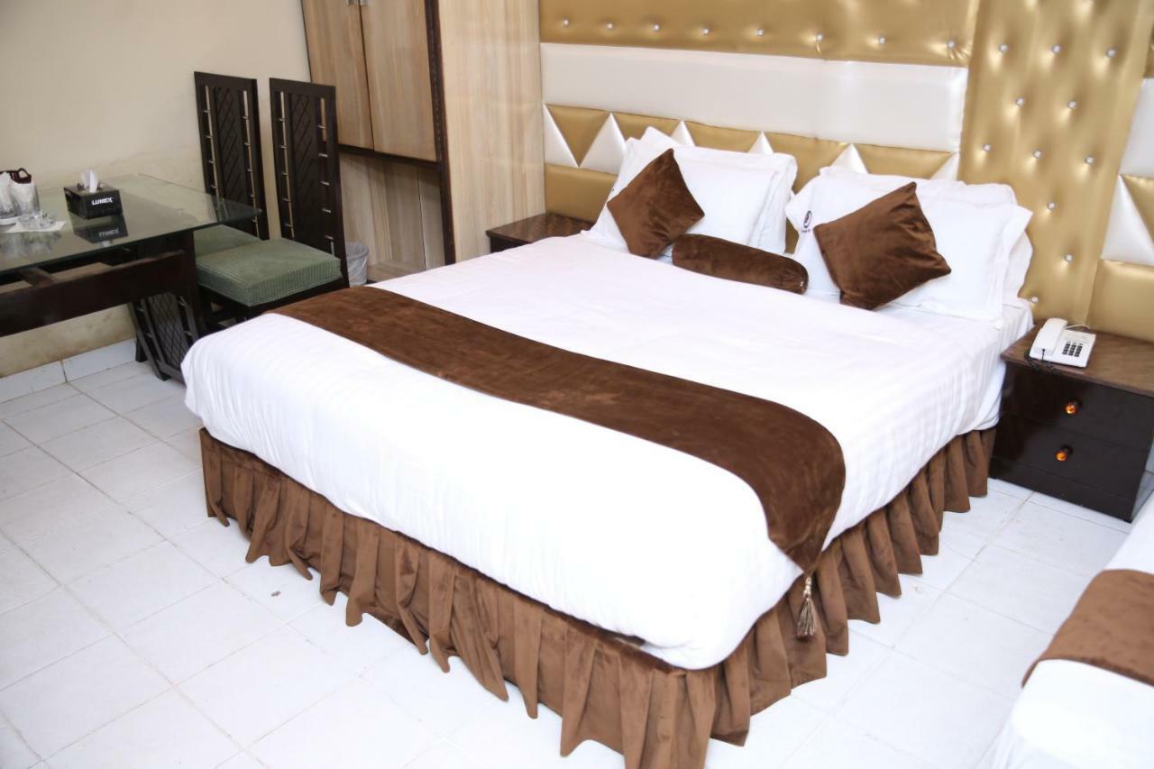 Premier Inn Gulberg Lahore Esterno foto