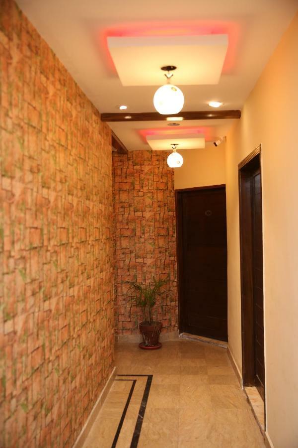 Premier Inn Gulberg Lahore Esterno foto