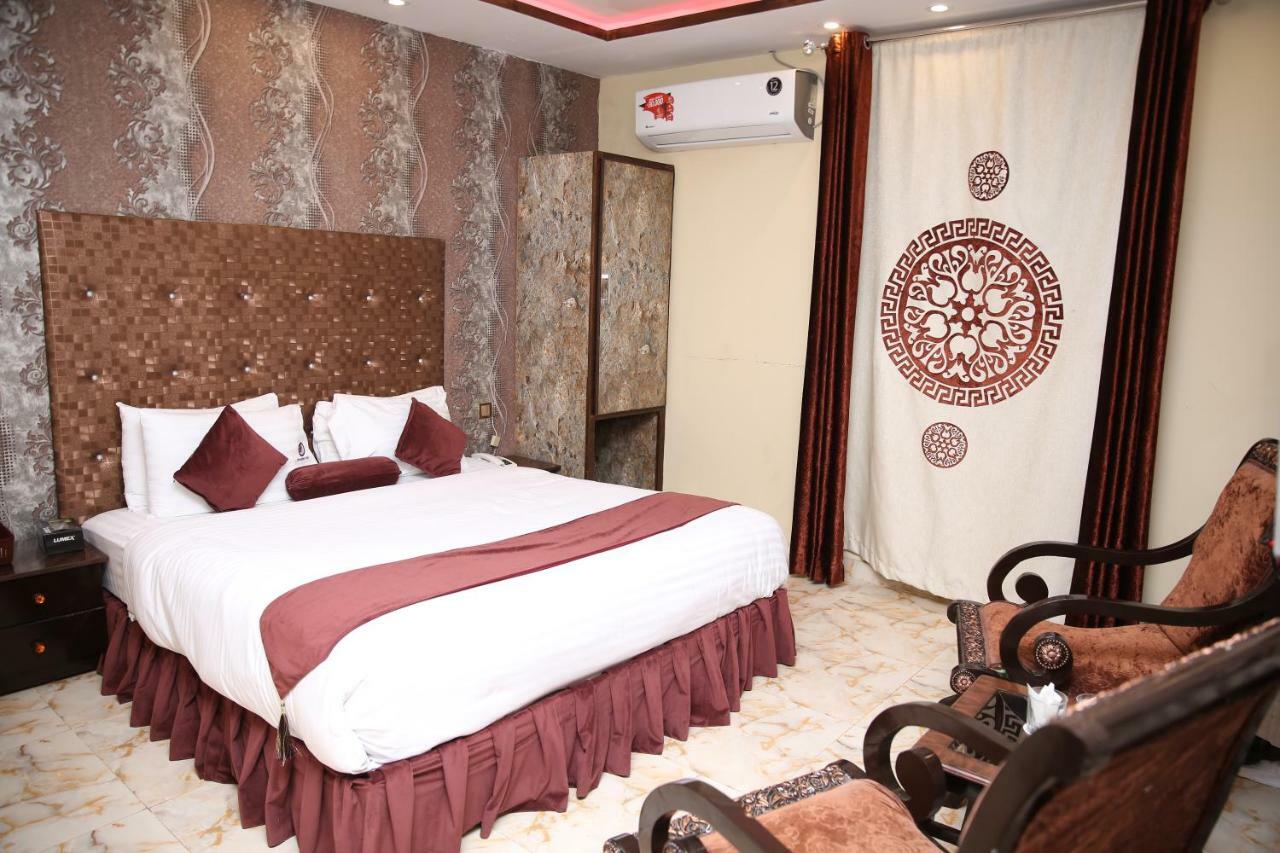 Premier Inn Gulberg Lahore Esterno foto