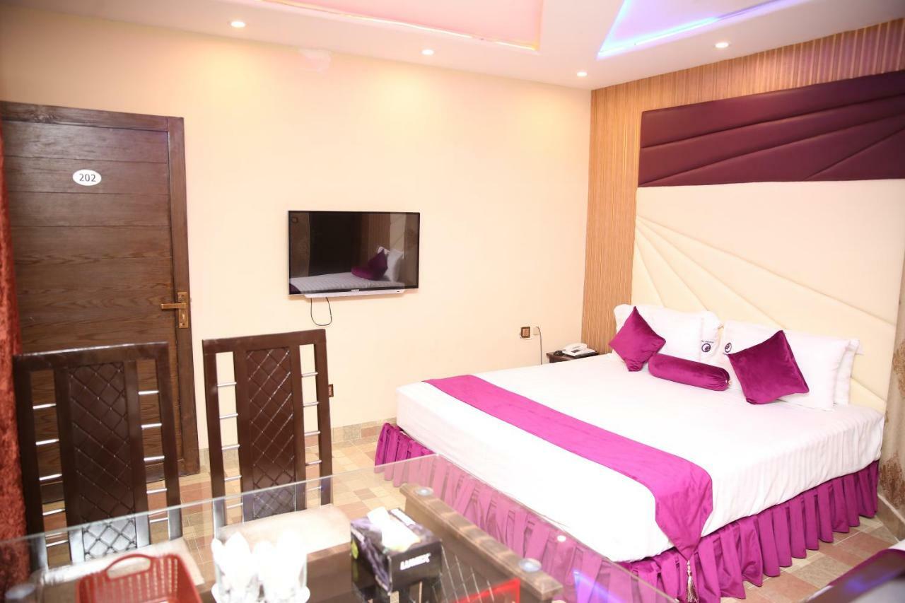 Premier Inn Gulberg Lahore Esterno foto