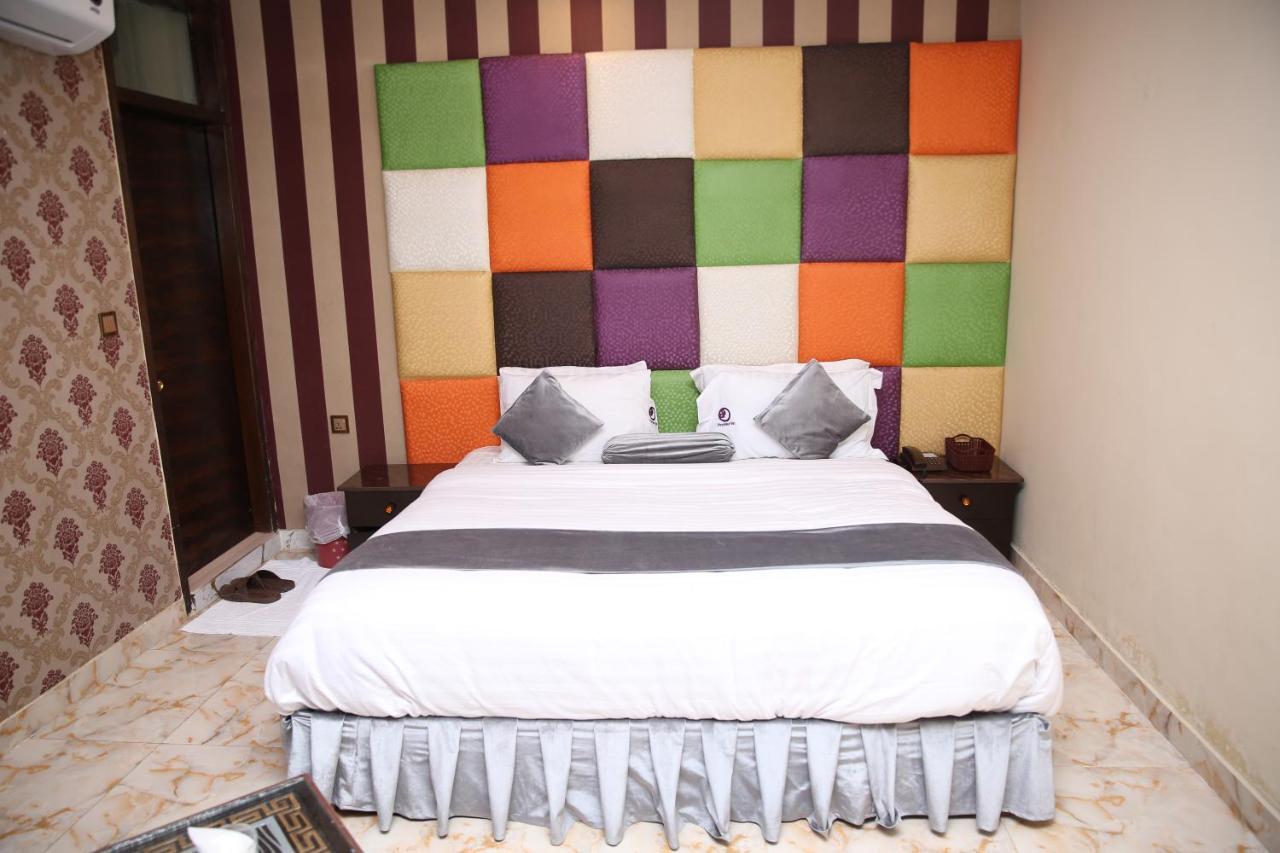 Premier Inn Gulberg Lahore Esterno foto