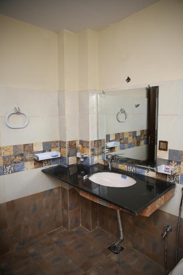Premier Inn Gulberg Lahore Esterno foto